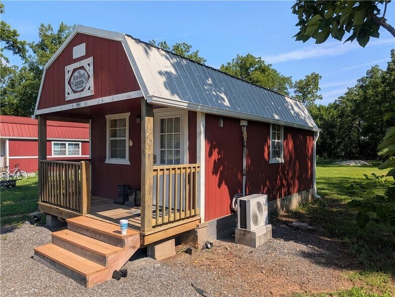 More Photos Of 74 2nd St, Moran Trailer Camper Park For Sale