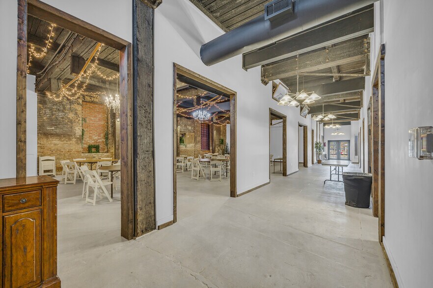 More Photos Of 1642 S Broad St, Commerce General Retail For Lease