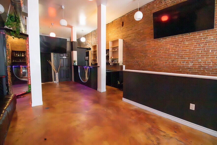 More Photos Of 108 St Paul St E, St Catharines Storefront Retail Office For Lease