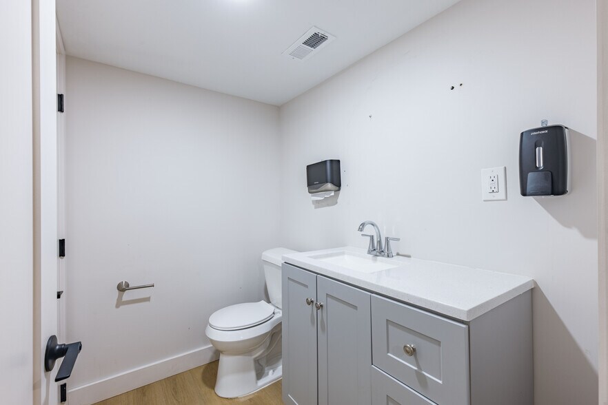 More Photos Of 1685 Lower Roswell Rd, Marietta Medical For Lease