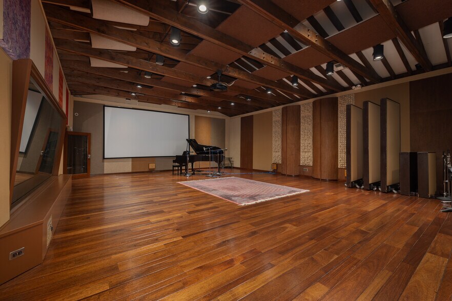 More Photos Of 5102 Vineland Ave, North Hollywood Movie Radio TVStudio For Sale