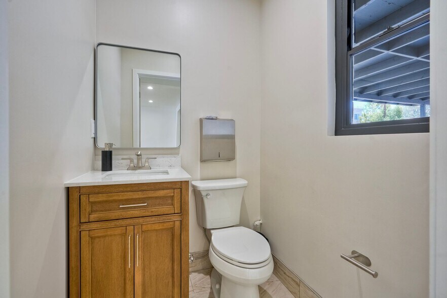 More Photos Of 1045 Main St, Ramona Freestanding For Lease