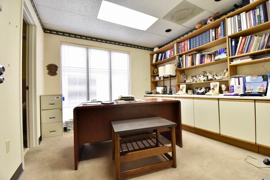 More Photos Of 810 Newman Dr, Helena Office For Sale