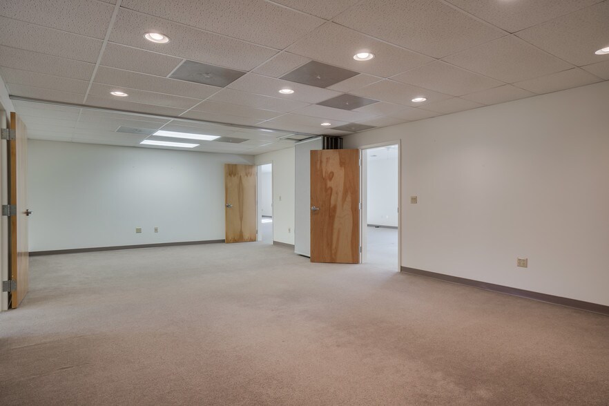 More Photos Of 2442 New Dorset Cir, Powhatan Office For Lease