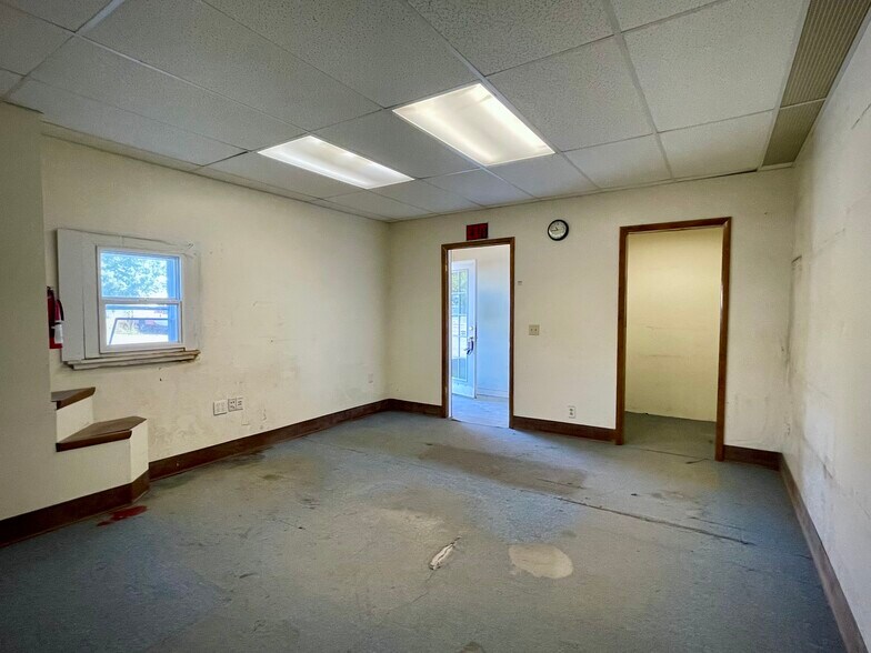 More Photos Of 21 Squires St, Cortland Warehouse For Lease