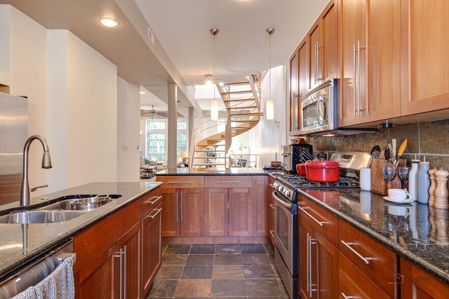 More Photos Of 902 W Newport Ave, Chicago Apartments For Sale