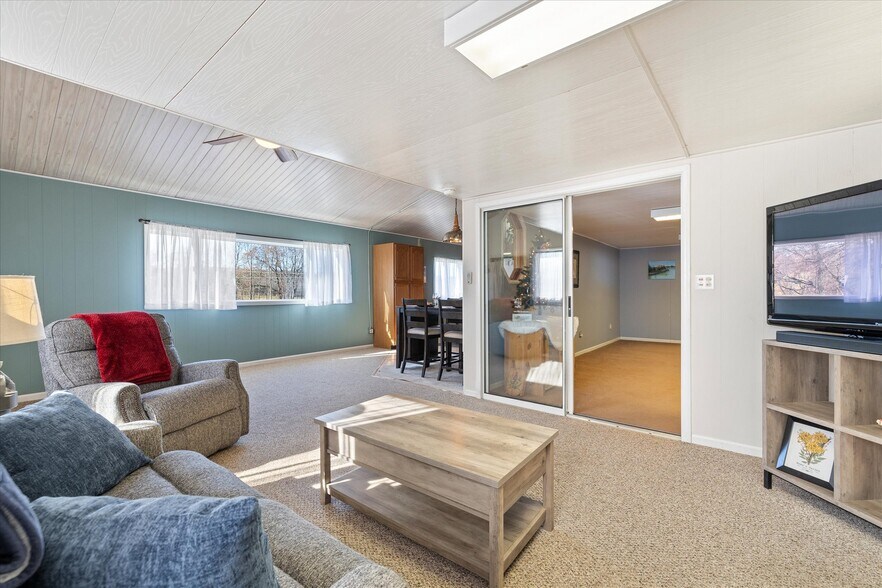 More Photos Of 89 Route 169, Woodstock Airport For Sale