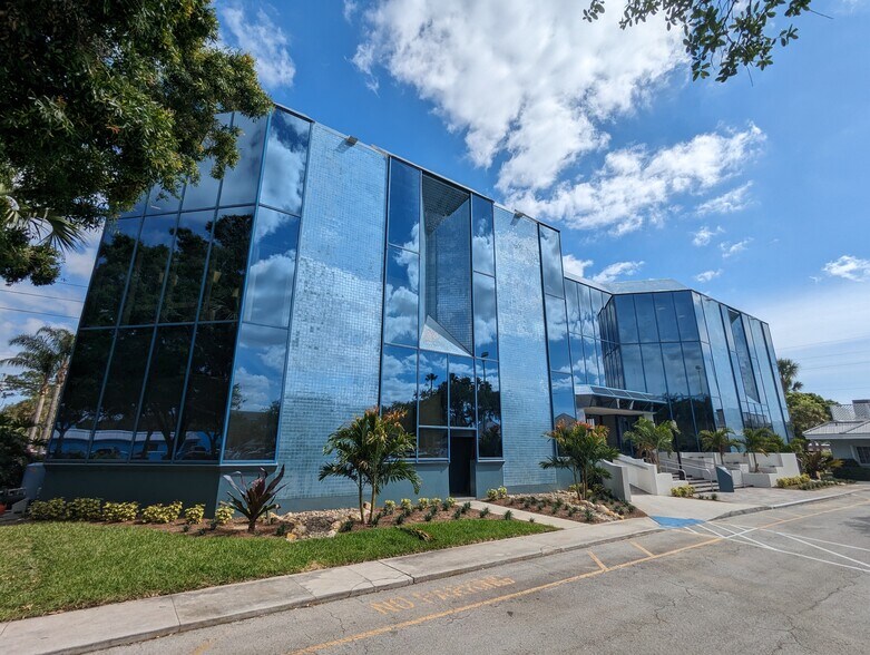 More Photos Of 2100 SE Ocean Blvd, Stuart Medical For Lease