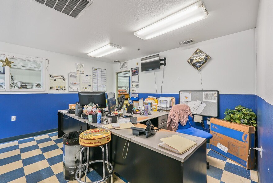 More Photos Of 555 N Pacific Hwy, Woodburn Auto Repair For Sale