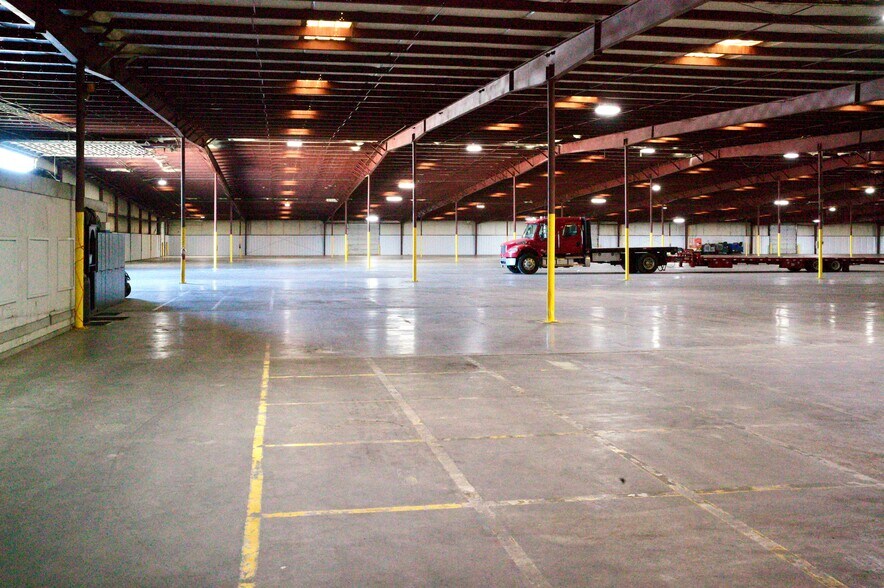More Photos Of 847 W Main St, Lake City Warehouse For Lease