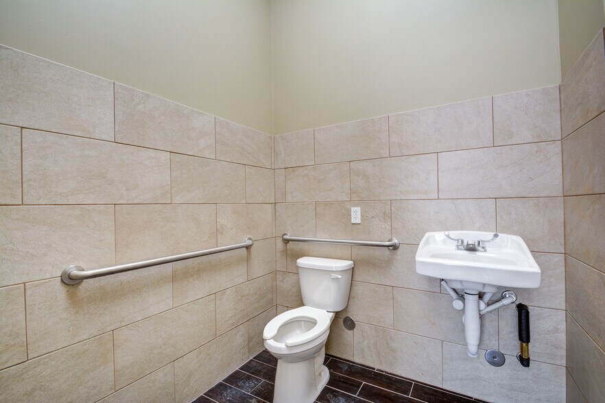 More Photos Of 2209 Blalock Rd, Houston Freestanding For Lease