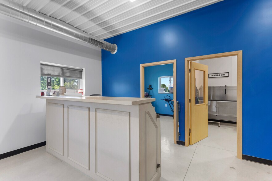 More Photos Of 390 Progress Dr, Cottage Grove Veterinarian Kennel For Sale