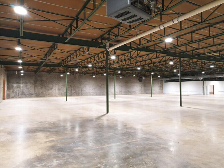 More Photos Of 845 Regal Row, Dallas Warehouse For Sale