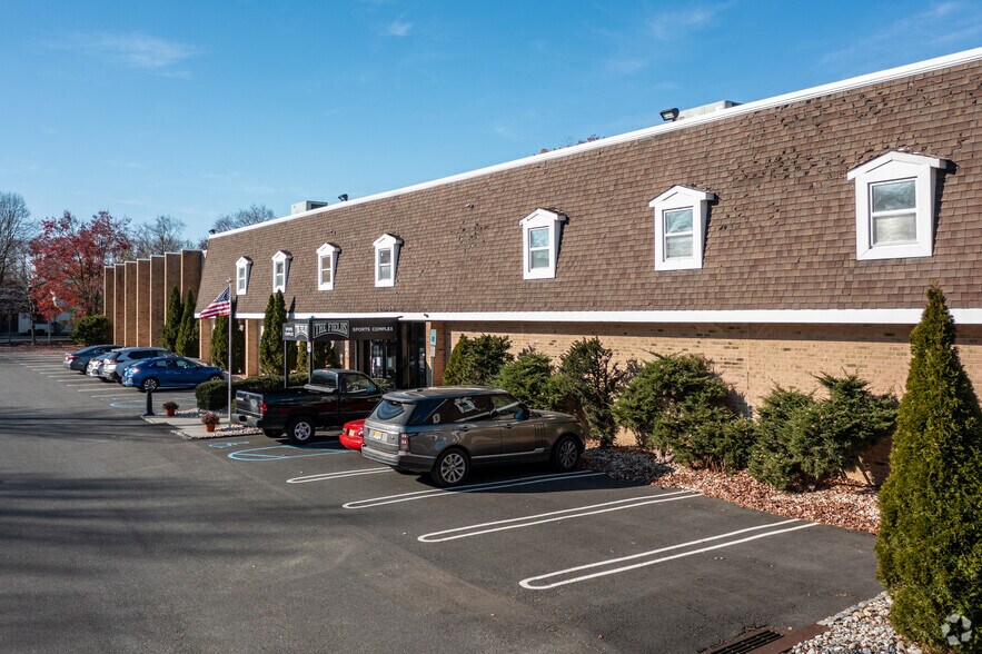 More Photos Of 8 Cornwall Ct, East Brunswick Freestanding For Lease