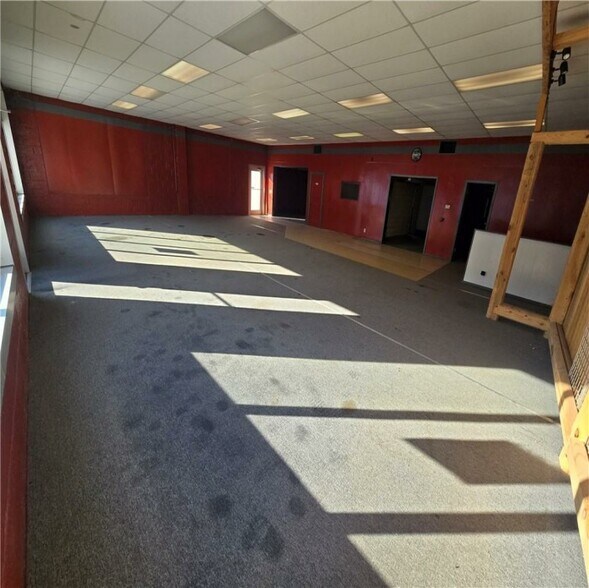 More Photos Of 302 N Silver St, Paola General Retail For Sale