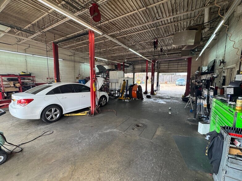 More Photos Of 2902 Hillcroft Ave, Houston Auto Repair For Lease