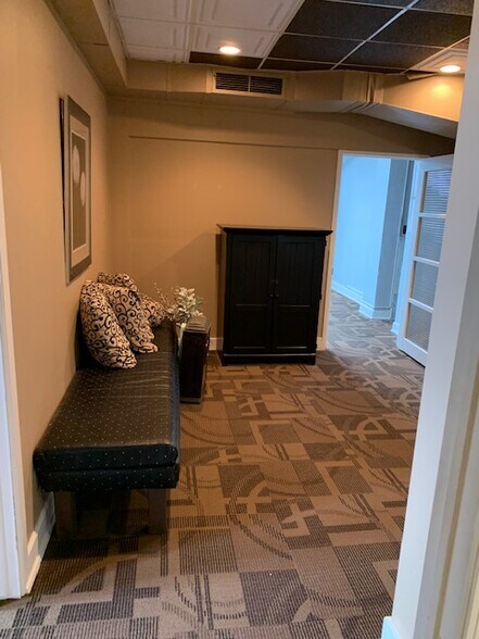 More Photos Of 103 E State St, Mason City Office For Lease