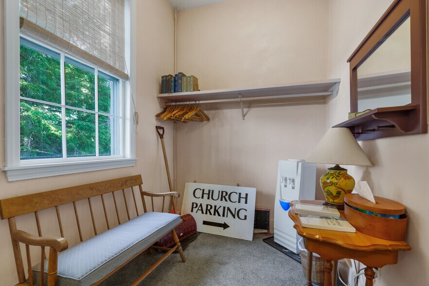 More Photos Of 25 Oak St, Boothbay Harbor Specialty For Sale