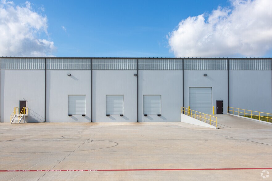 More Photos Of 1103 E Airtex Dr, Houston Distribution For Lease