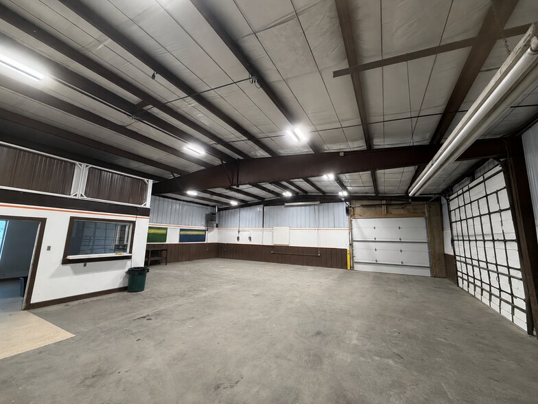 More Photos Of 440 Charmony Frontage Rd, Sterling Warehouse For Lease