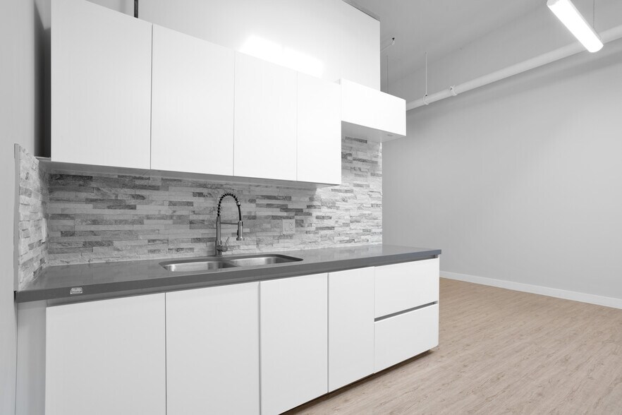 More Photos Of 3751-3761 S Hill St, Los Angeles Warehouse For Lease