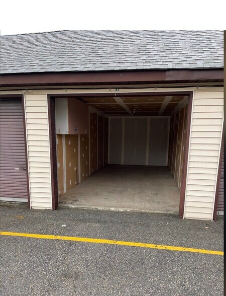 More Photos Of 20 Cotluss Rd, Riverdale Parking Garage For Lease