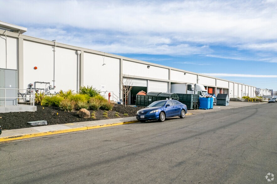More Photos Of 1700-2800 Fairway Dr, San Leandro Warehouse For Lease