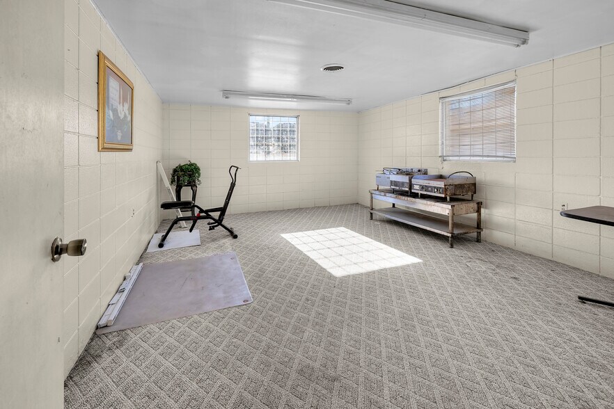 More Photos Of 338 Hazel St, Poplar Bluff Showroom For Sale