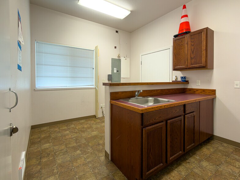 More Photos Of 805 US-101, Bandon General Retail For Sale