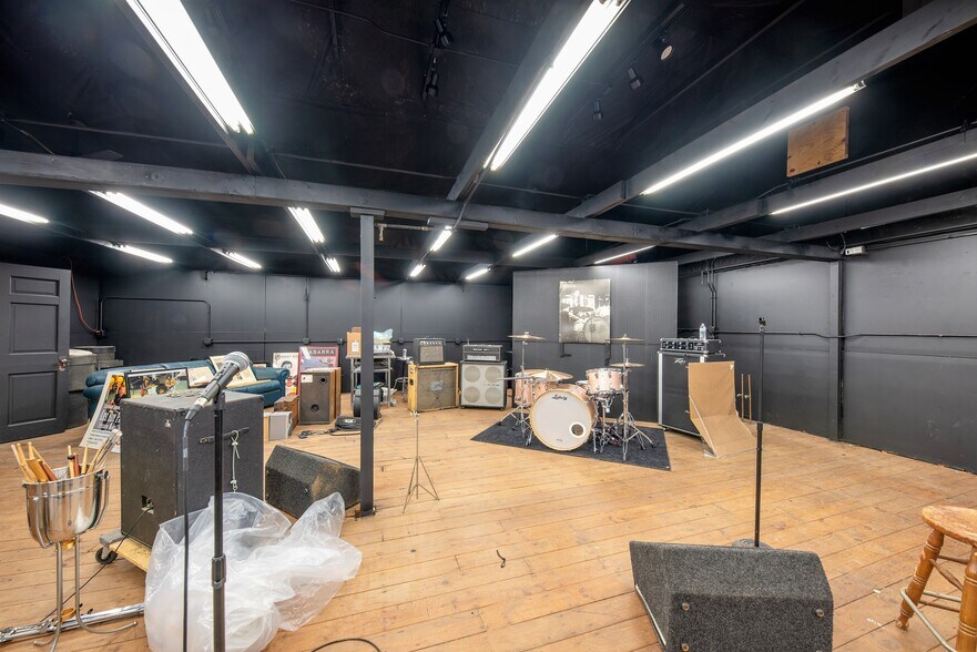 More Photos Of 890 Lake Ave, Woodstock General Retail For Sale