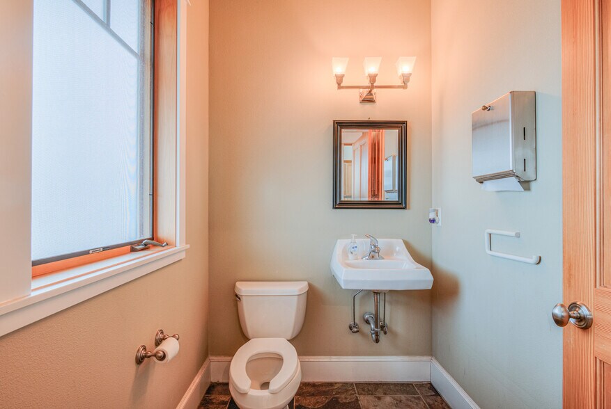 More Photos Of 257 S Pine St, Sisters Office For Sale