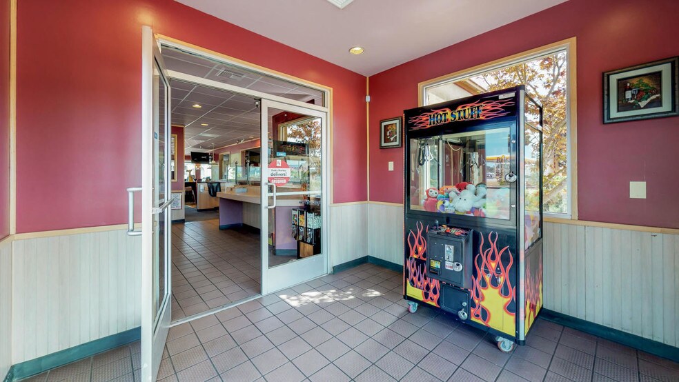 More Photos Of 1875 Riverwalk Dr, Fortuna Restaurant For Sale