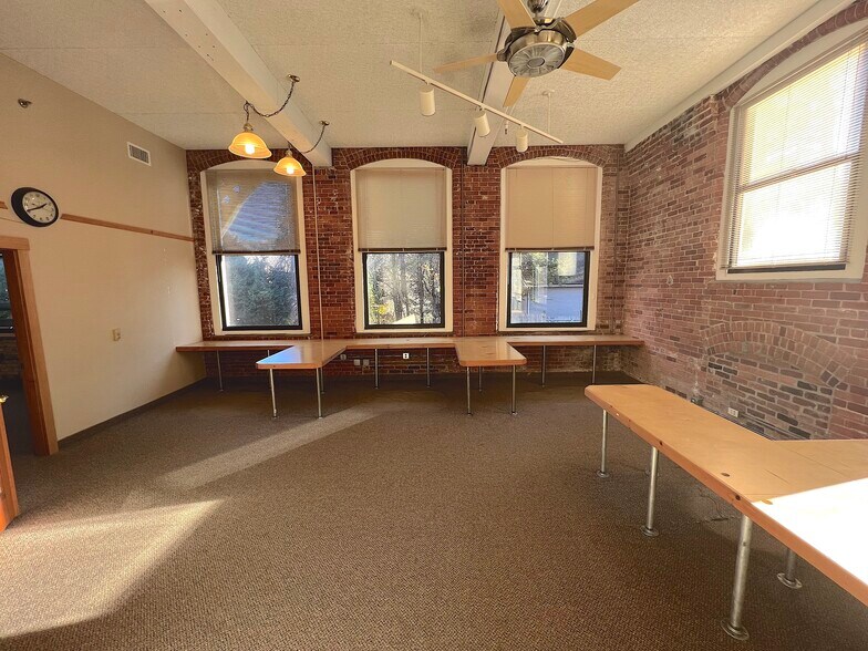 More Photos Of 320 Riverside Dr, Florence Office For Sale