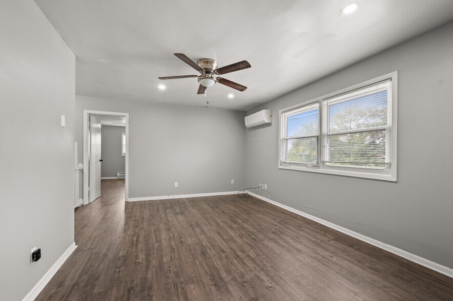 More Photos Of 304 Hankes Ave, Aurora Apartments For Sale