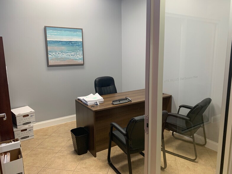 More Photos Of 8810 Commodity Cir, Orlando Showroom For Lease