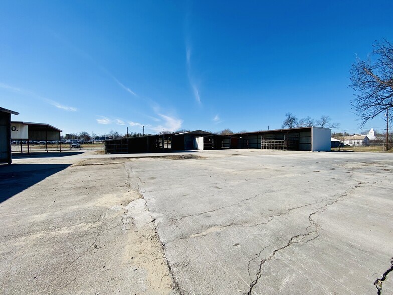 More Photos Of 1445 McQueeney Rd, New Braunfels General Retail For Lease