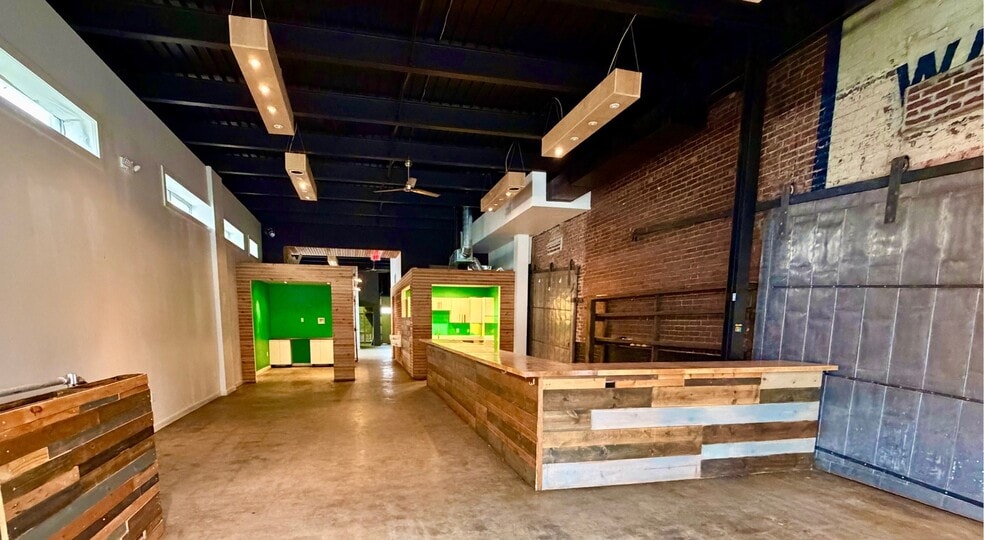Primary Photo Of 1735 Oak St, Kansas City Restaurant For Lease