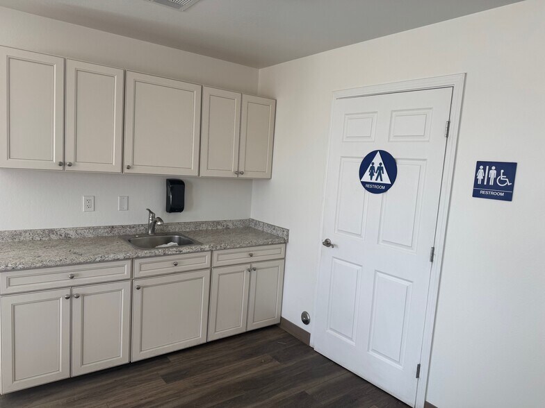 More Photos Of 6659 Cherry ave, Bakersfield Industrial For Lease
