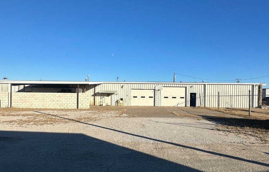 More Photos Of 8189 E 44th St, Tulsa Manufacturing For Lease