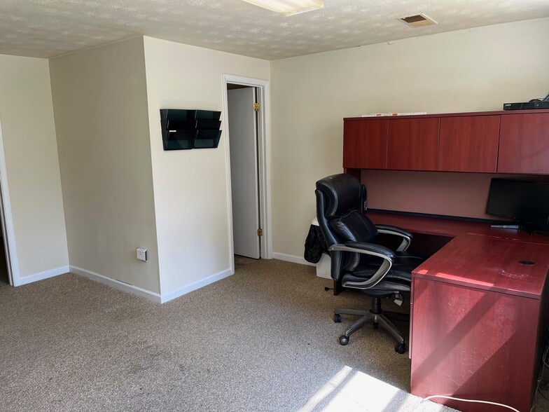More Photos Of 630 Charles St, Staunton Light Distribution For Sale