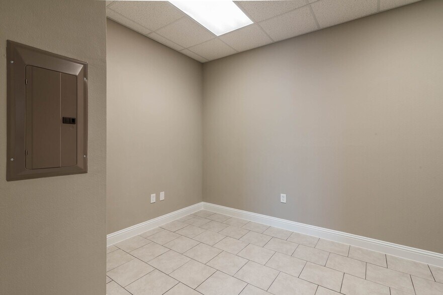 More Photos Of 333 E Bethany Dr, Allen Medical For Lease