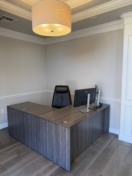 More Photos Of 633 E Fernhurst Dr, Katy Medical For Lease