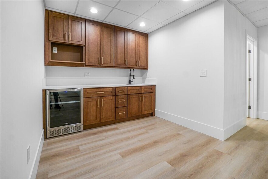 More Photos Of 1240 N Jefferson St, Anaheim Warehouse For Sale