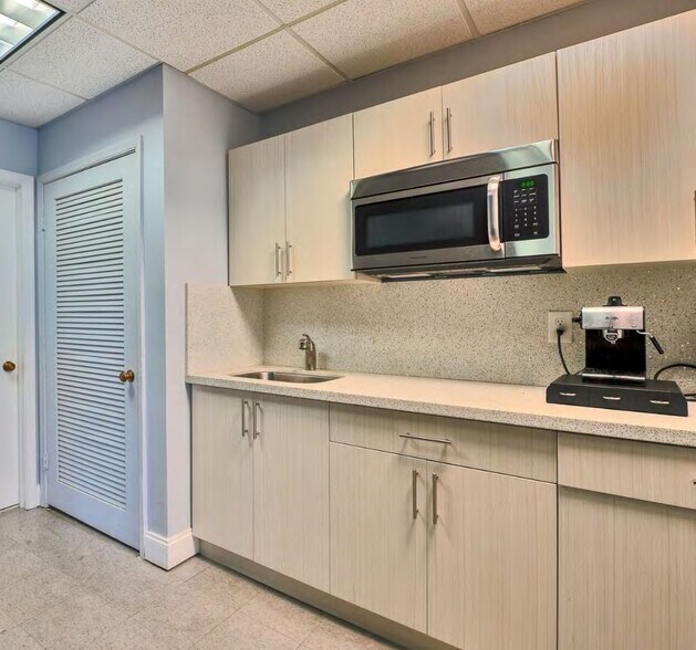 More Photos Of 4627 Ponce de Leon Blvd, Coral Gables Office For Lease