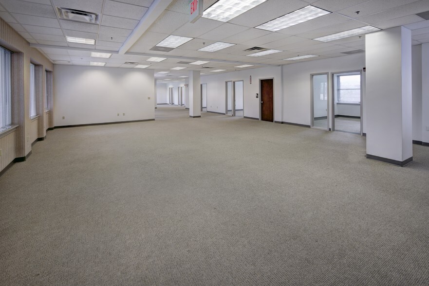 More Photos Of 910 W Basin Rd, New Castle Unknown For Lease