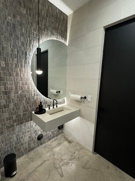 More Photos Of 130 N La Brea Ave, Los Angeles Storefront For Lease