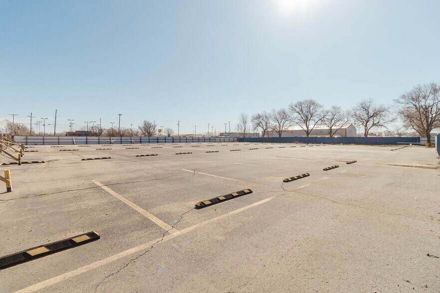 More Photos Of 3101 S Broadway St, Wichita Freestanding For Sale