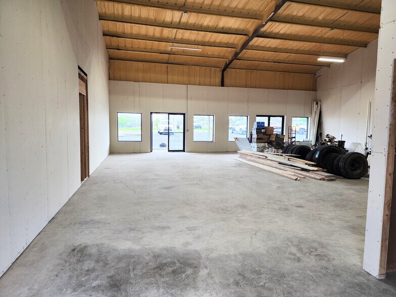 More Photos Of 902 Elliott Rd, Sherman Industrial For Lease