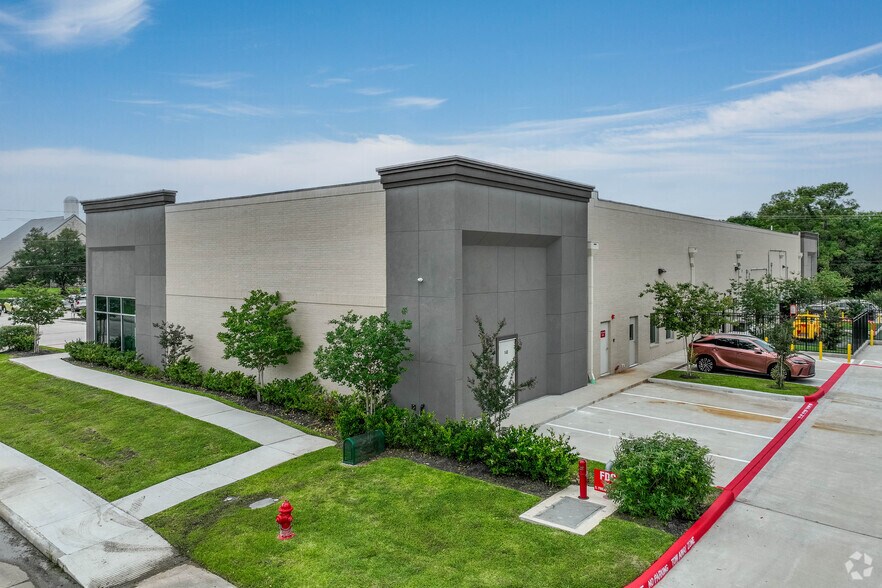 More Photos Of 501 S Friendswood Dr, Friendswood Storefront Retail Office For Lease