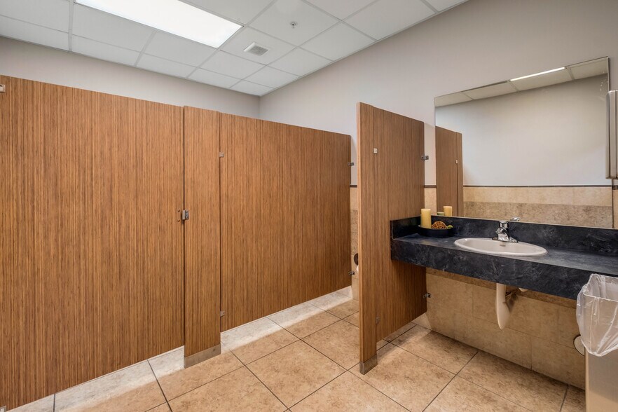 More Photos Of 7620 NW 25th St, Miami Distribution For Sale